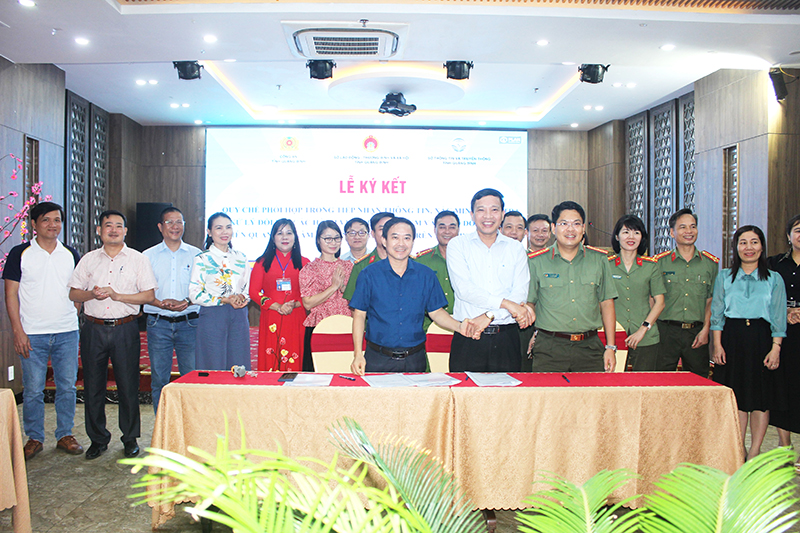 Đại diện lãnh đạo các đơn vị ký kết chương trình phối hợp.