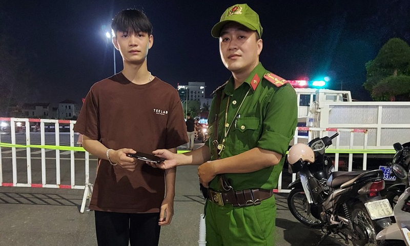 Trao trả điện thoại cho anh Nguyễn Quang Tùng.