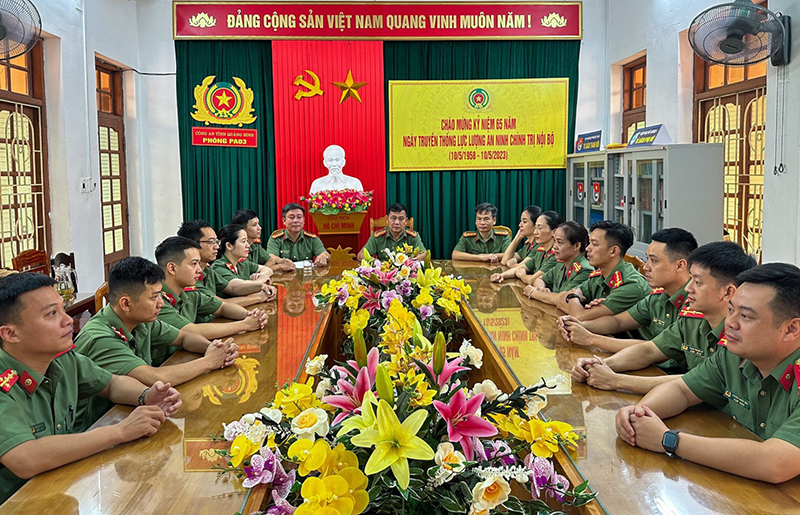  Tập thể cán bộ, chiến sĩ Phòng An ninh Chính trị nội bộ, Công an tỉnh.