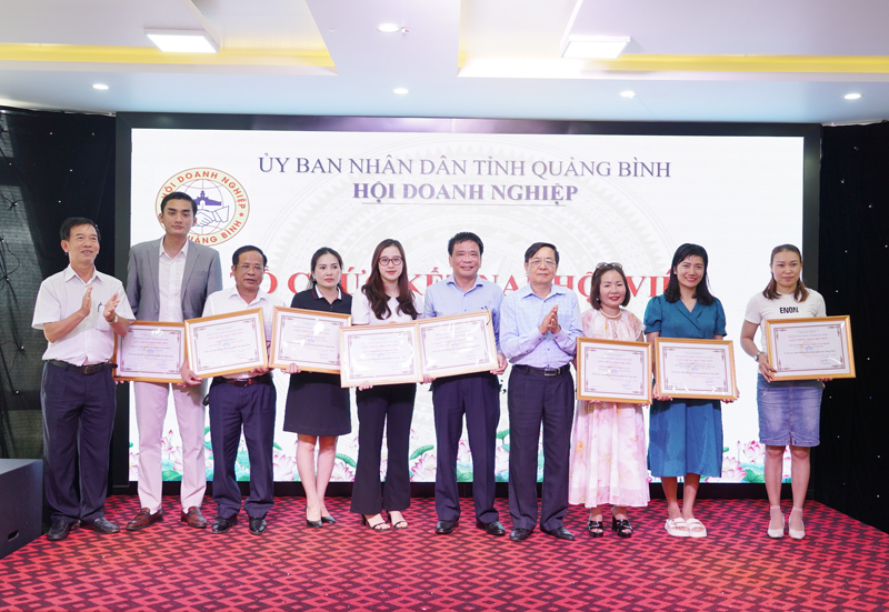 Lãnh đạo Hội Doanh nghiệp tỉnh trao quyết định kết nạp cho các doanh nghiệp hội viên mới.