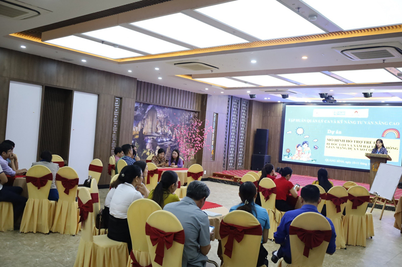 Các học viên được hướng dẫn, thực hành, thảo luận về các vấn đề liên quan đến việc nâng cao năng lực hỗ trợ trẻ em bị xâm hại, bóc lột trên không gian mạng.