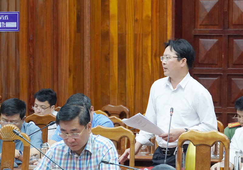 Lãnh đạo UBND huyện Quảng Ninh phát biểu tại cuộc họp.