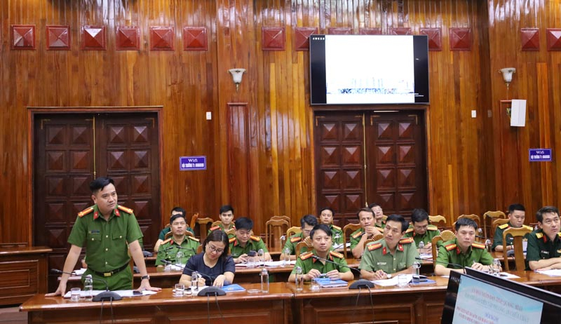 Các đại biểu tham dự cuộc họp tiến hành thảo luận, đóng góp ý kiến và đề xuất phương án PCCC và CNCH.
