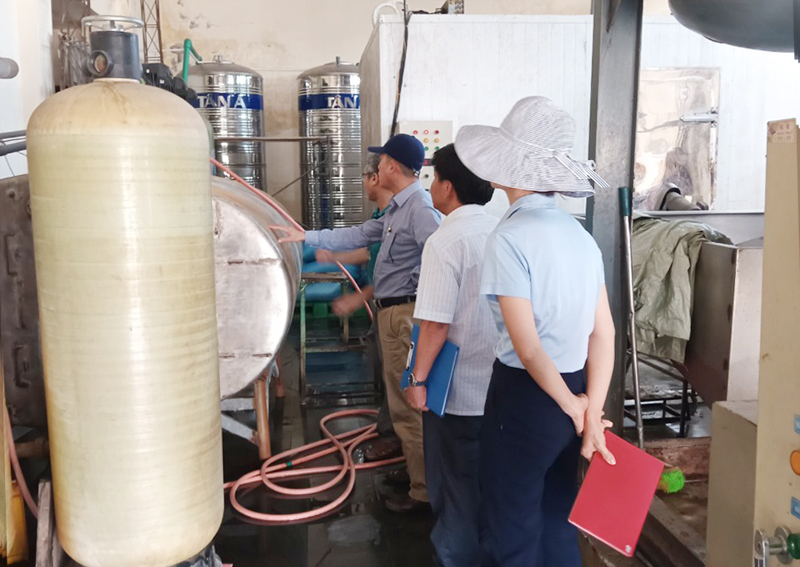 Đoàn liên ngành kiểm tra dây chuyền sản xuất của Công ty CP nước khoáng Bang.