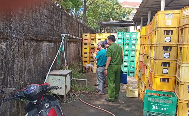 Đoàn kiểm tra liên ngành yêu cầu Công ty CP nước khoáng Bang tăng cường công tác bảo đảm an toàn thực phẩm, vệ sinh môi trường xung quanh công ty.