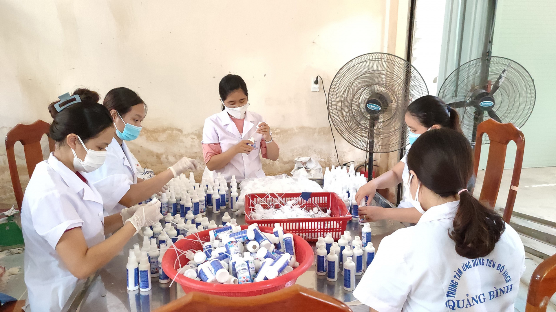 Cán bộ, viên chức, người lao động TT ƯD-TK KH-CN tích cực trong nghiên cứu, sản xuất.