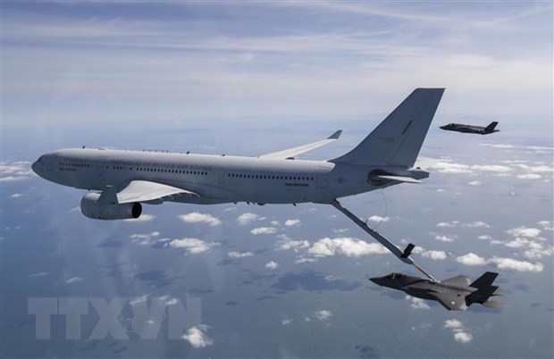 Máy bay tiêm kích tàng hình F-35A (phải, dưới) và máy bay tiếp nhiên liệu KC-330 (trái) tham gia cuộc diễn tập tiếp nhiên liệu trên không, tại Hàn Quốc ngày 21/2/2023. (Ảnh: Yonhap/TTXVN)