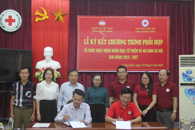 Đại diện Ban Thường trực Ủy ban MTTQVN tỉnh và lãnh đạo Hội CTĐ tỉnh ký kết chương trình phối hợp hoạt động nhân đạo, từ thiện và an sinh xã hội giai đoạn 2023-2027.