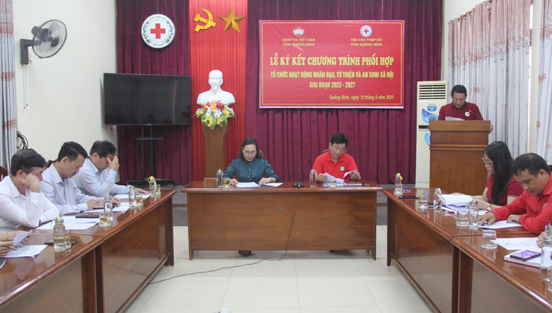 Quang cảnh buổi lễ ký kết.