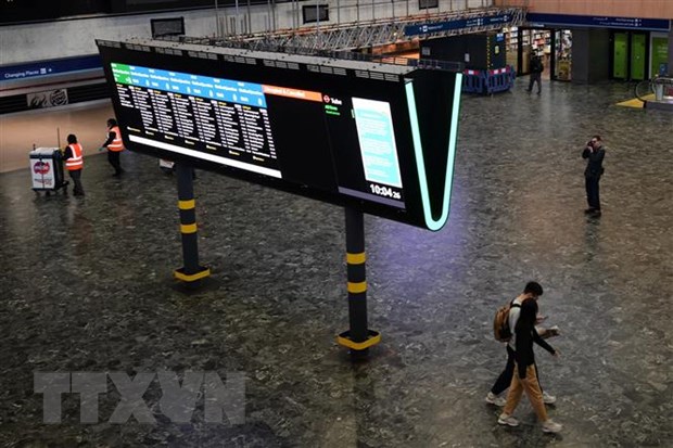 Cảnh vắng vẻ tại nhà ga Euston ở London, Anh, ngày 12/5/, sau khi các nhân viên lái tàu tiến hành đình công. (Ảnh: AFP/TTXVN)