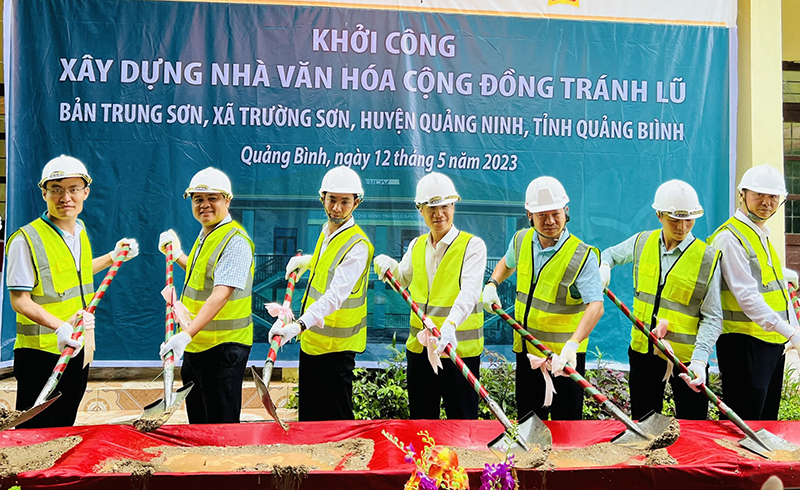 Các đại biểu thực hiện nghi lễ khởi công xây dựng công trình.