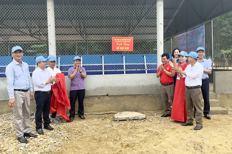 Các đại biểu kéo băng khánh thành bể bơi tại Trường tiểu học Thái Thủy.