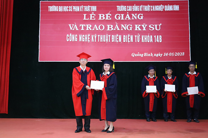 Trao bằng tốt nghiệp cho các kỹ sư lớp Công nghệ kỹ thuật điện, điện tử K14B.