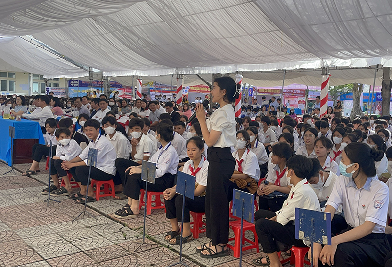 Các em học sinh đặt câu hỏi về công tác tuyển sinh đào tạo ở các cấp trình độ.