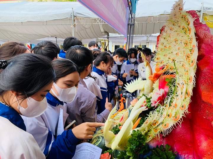 Các gian hàng thu hút sự quan tâm của các em học sinh.