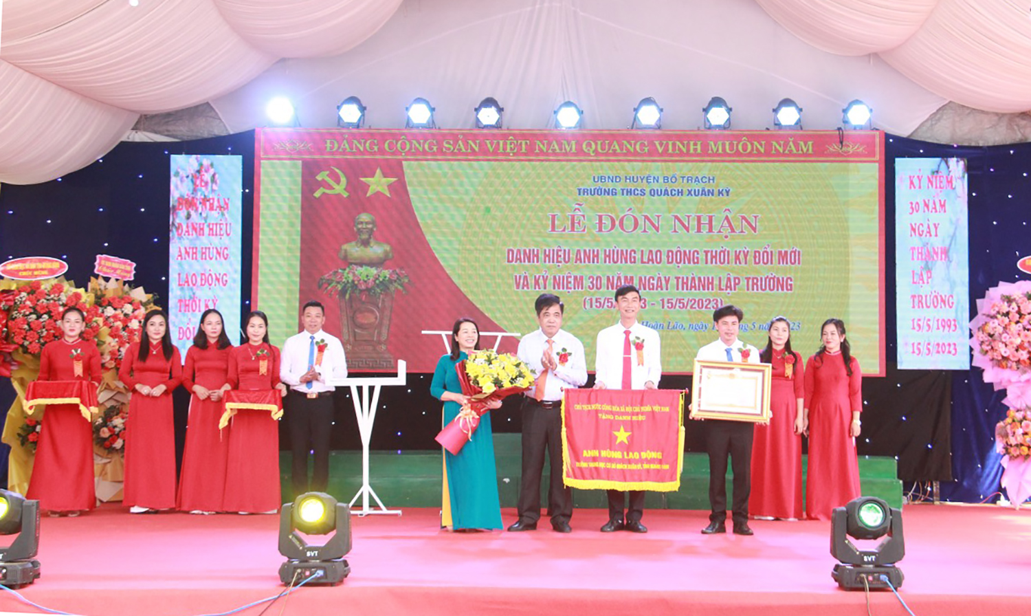 Thừa ủy quyền của Chủ tịch nước, đồng chí Phó Chủ tịch Thường trực UBND tỉnh Đoàn Ngọc Lâm trao danh hiệu Anh hùng Lao động thời kỳ đổi mới cho Trường THCS Quách Xuân Kỳ.