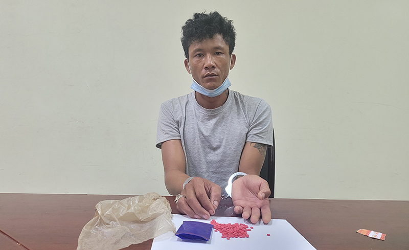 Đối tượng Bùi Văn Tuyến cùng tang vật 186 viên ma túy tổng hợp. 