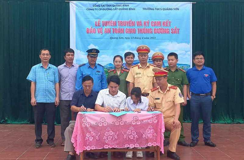 Các đơn vị liên quan thường xuyên tổ chức tuyên truyền, ký cam kết bảo vệ ATGT đường sắt cho người dân và các trường học trên địa bàn tỉnh.