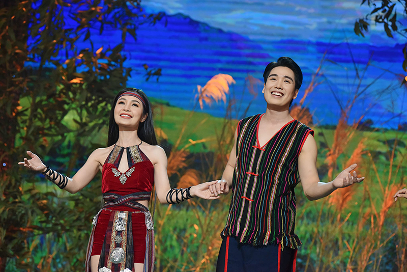 Ca sĩ Triệu Đình Minh cùng ca sĩ Trang Thanh thể hiện ca khúc “Thương em cô gái Nguồn ơi” (ảnh do nhân vật cung cấp).