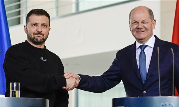 Tổng thống Ukraine Volodymyr Zelensky (trái) và Thủ tướng Đức Olaf Scholz tại cuộc họp báo chung ở Berlin ngày 14/5/2023. (Ảnh: AFP/TTXVN)