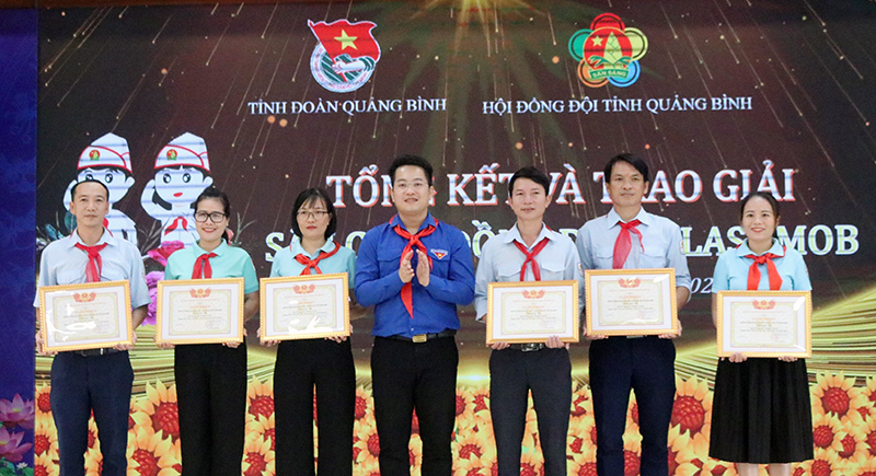 Trao giấy khen cho đơn vị đoạt giải ba.
