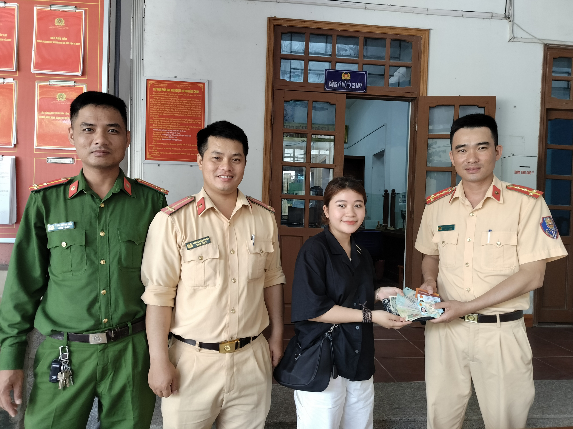 Chị Lê Hồng Ánh nhận lại tài sản bị đánh rơi.