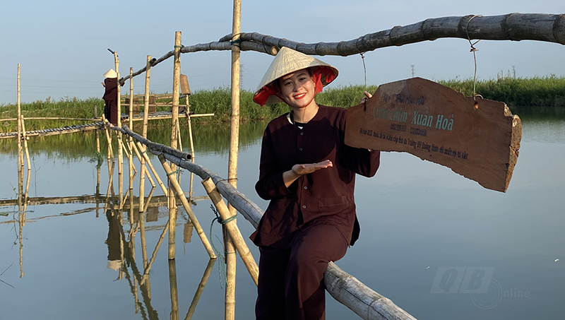 Du khách hứng thú với các dịch vụ tại điểm “Du lịch phá Hạc Hải Xuân Hòa”.