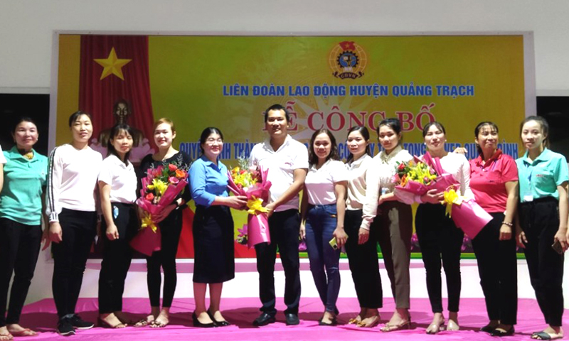 LĐLĐ huyện Quảng Trạch tổ chức công bố quyết định thành lập tổ chức công đoàn trong các doanh nghiệp khu vực ngoài Nhà nước.
