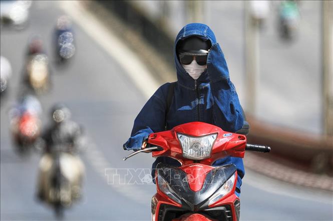 Ngày 16/5, từ Thanh Hóa đến Phú Yên nắng nóng, có nơi trên 38 độ C. Ảnh: TTXVN