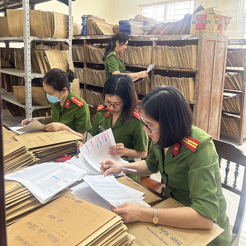Cán bộ Đội Quản lý hành chính về trật tự xã hội, Công an TP. Đồng Hới quản lý hồ sơ cấp CCCD.