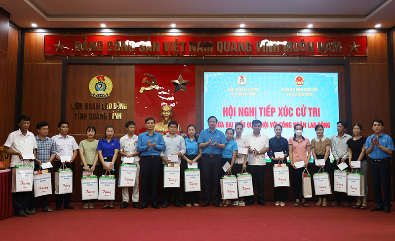 Đồng chí Phó Chủ tịch Thường trực UBND tỉnh Đoàn Ngọc Lâm và lãnh đạo LĐLĐ tỉnh trao quà hỗ trơ ĐV, NLĐ có hoàn cảnh khó khăn.