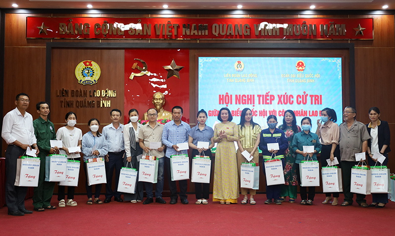 Các ĐBQH trao quà hỗ trơ ĐV, NLĐ có hoàn cảnh khó khăn.