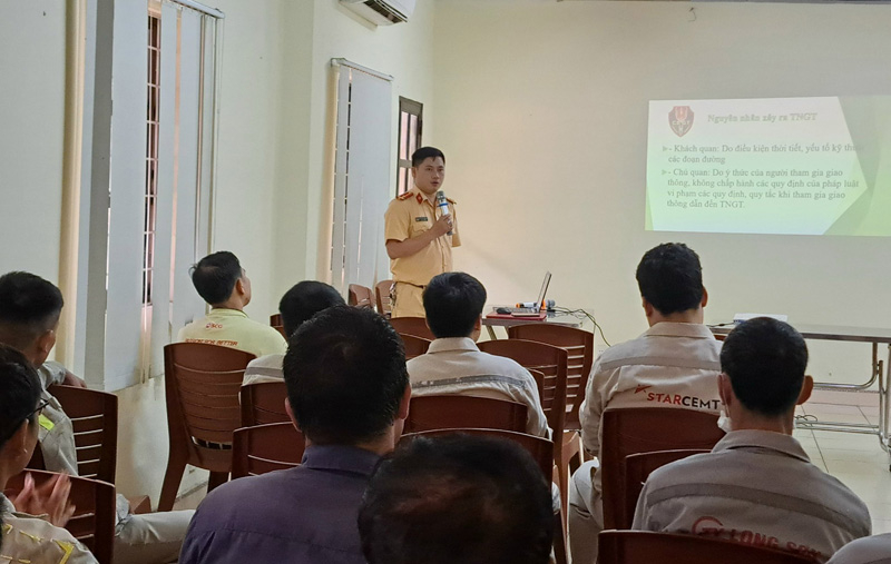 Lực lượng CSGT tuyền truyền pháp luật về TTATGT cho công nhân tại một nhà máy trên địa bàn xã Văn Hóa.
