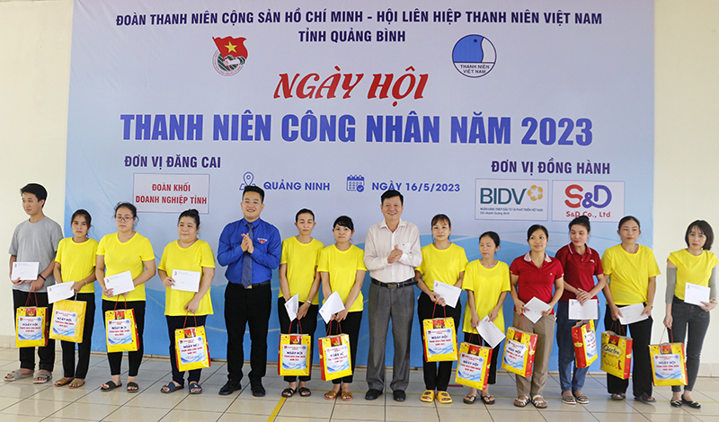 Lãnh đạo Tỉnh đoàn và Đoàn khối Doanh nghiệp tặng quà cho thanh niên công nhân.
