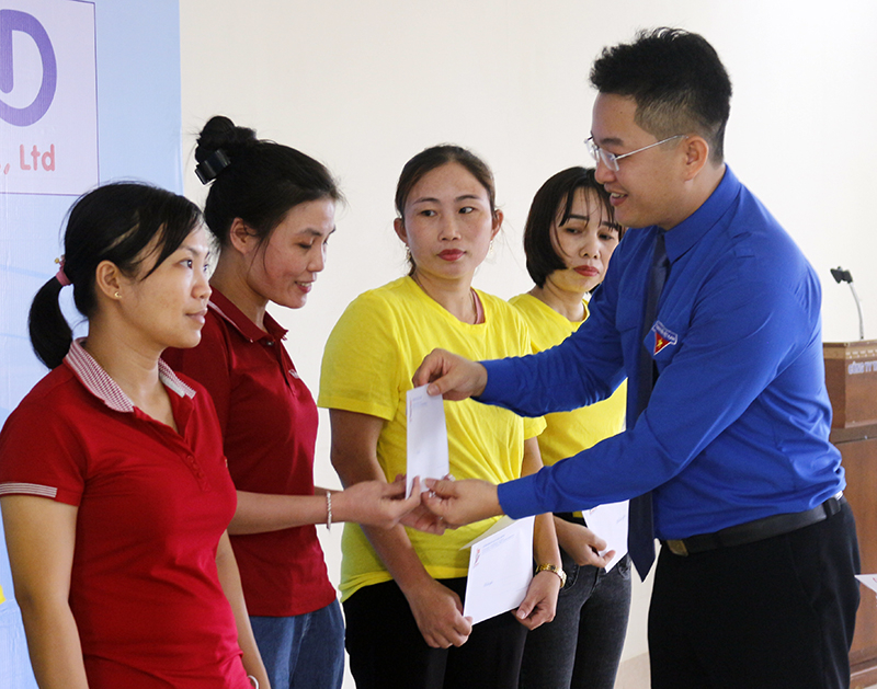 Lãnh đạo Tỉnh đoàn trao quà cho công nhân.