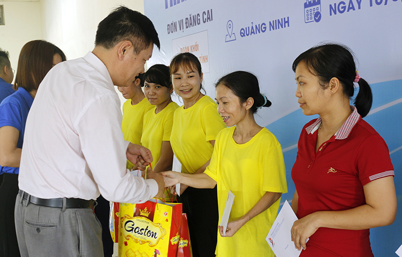 Lãnh đạo Tỉnh đoàn trao quà cho công nhân.