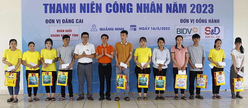 Lãnh đạo Tỉnh đoàn trao quà cho công nhân.