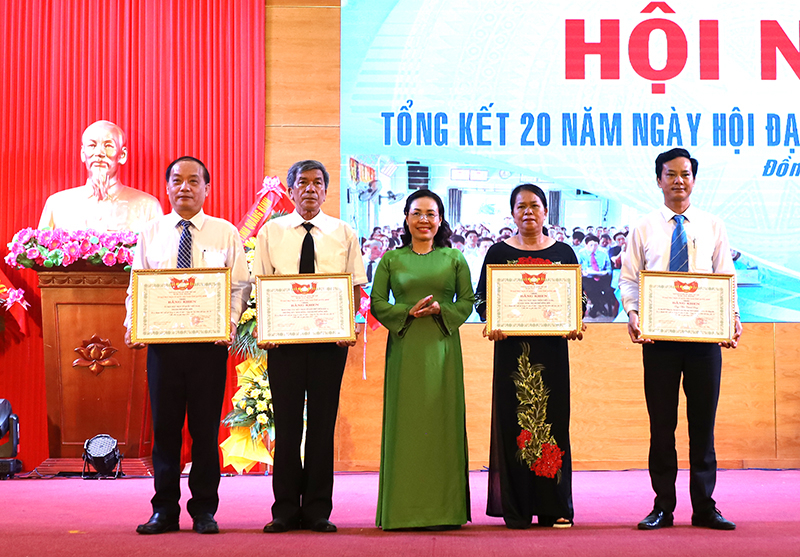 Đồng chí Chủ tịch Ủy ban MTTQVN tỉnh Phạm Thị Hân trao bằng khen của Ủy ban MTTQVN tỉnh tặng các tập thể và cá nhân đạt thành tích xuất sắc trong 20 năm tổ chức “Ngày hội Đại đoàn kết toàn dân tộc” ở khu dân cư, giai đoạn 2003-2023.
