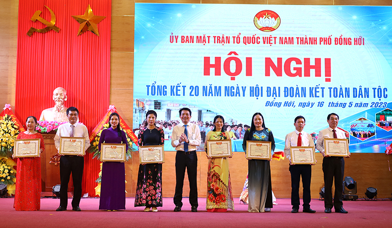 Chủ tịch UBND TP. Đồng Hới Hoàng Ngọc Đan trao giấy khen tặng các tập thể đạt thành tích xuất sắc trong 20 năm tổ chức “Ngày hội Đại đoàn kết toàn dân tộc” ở khu dân cư, giai đoạn 2003-2023.