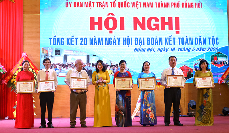 Đại diện lãnh đạo TP. Đồng Hới trao giấy khen tặng các cá nhân đạt thành tích xuất sắc trong 20 năm tổ chức “Ngày hội Đại đoàn kết toàn dân tộc” ở khu dân cư, giai đoạn 2003-2023.