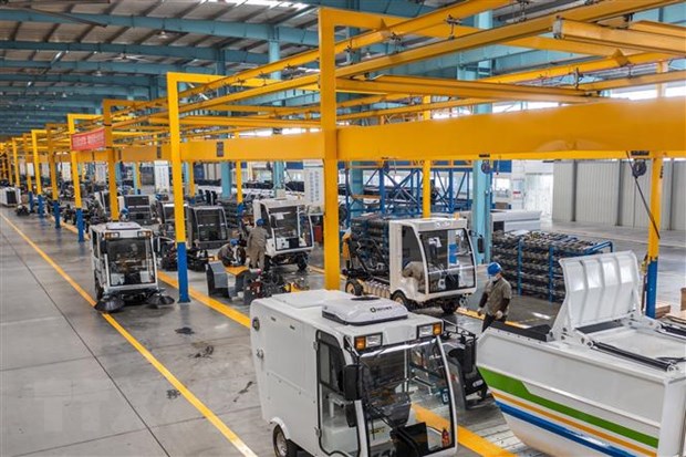 Công nhân làm việc tại nhà máy sản xuất xe điện ở tỉnh An Huy, Trung Quốc, ngày 12/1/2023. (Ảnh: THX/TTXVN)