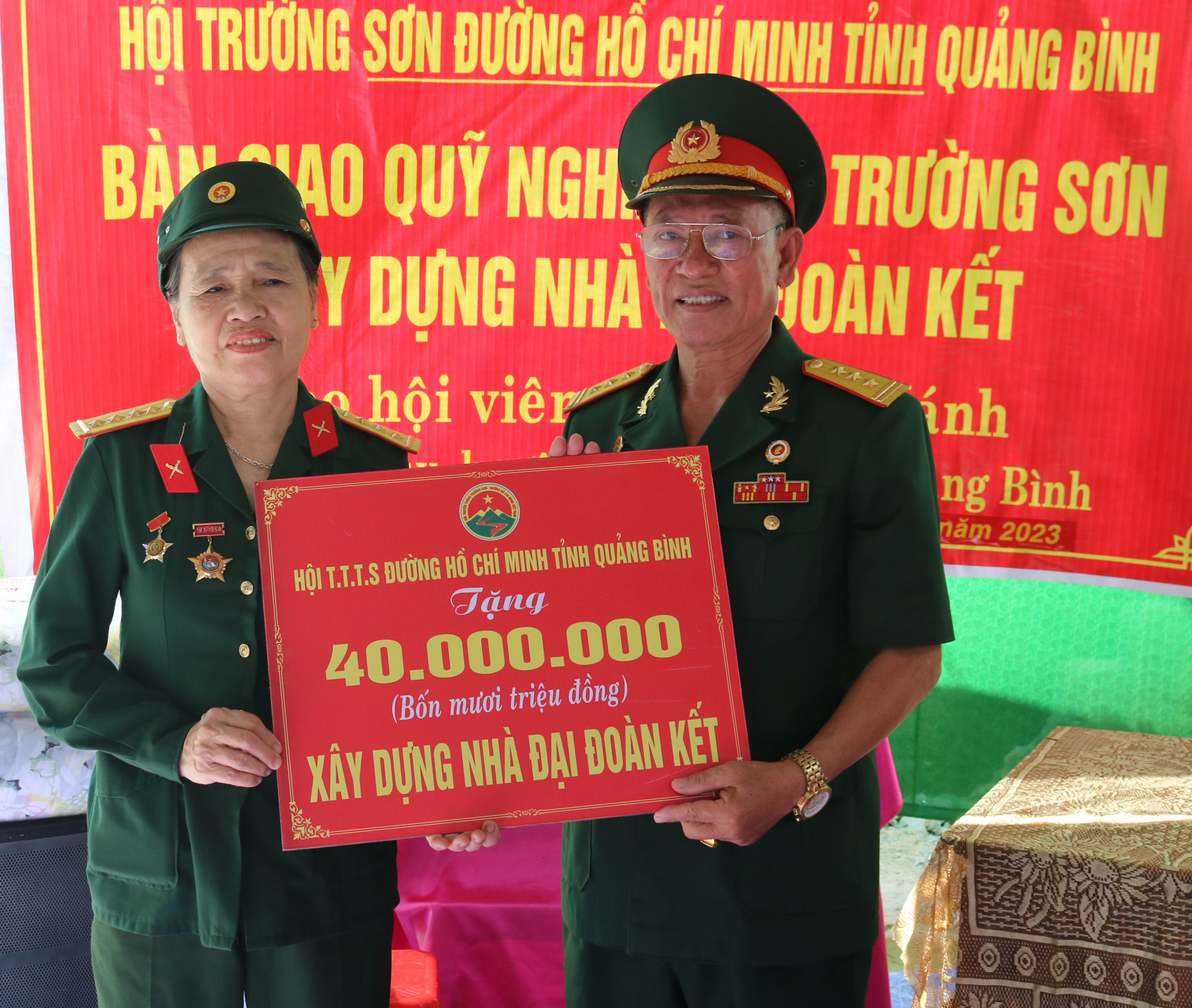  Đại diện Hội truyền thống Trường Sơn đường Hồ Chí Minh tỉnh Quảng Bình trao số tiền 40 triệu hỗ trợ cho hộ bà Đặng Thị Hánh, thôn Hoàng Giang, xã Xuân Thủy (Lệ Thủy).