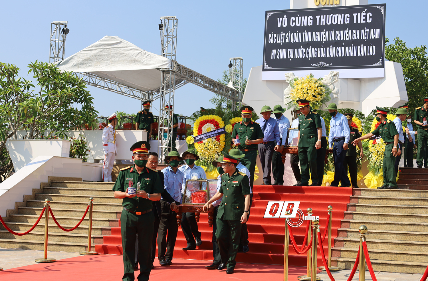 Các đồng chí lãnh đạo tiễn đưa các liệt sĩ về yên nghỉ trong lòng đất mẹ.