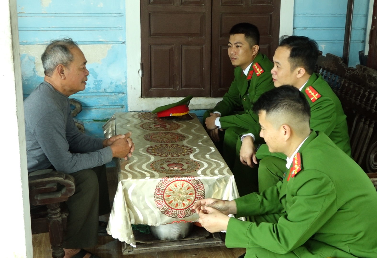Lực lượng Công an tỉnh luôn gần dân, trọng dân, gắn bó máu thịt với nhân dân để hoàn thành nhiệm vụ được giao.