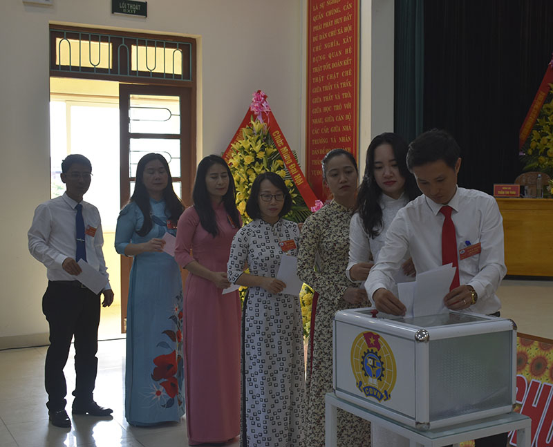 Đại biểu bỏ phiếu bầu Ban chấp hành nhiệm kỳ mới