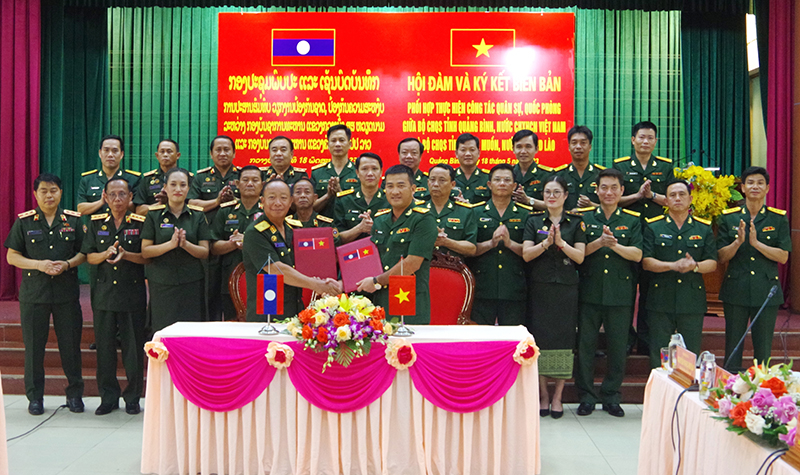 Bộ Chỉ huy Quân sự 2 tỉnh ký kết biên bản phối hợp thực hiện nhiệm vụ