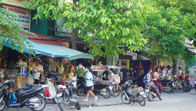 Cần thường xuyên kiểm tra và xiết chặt quản lý công tác bảo đảm ATTP đối với các quầy hàng thực phẩm bán cho học sinh trước cổng trường học. 