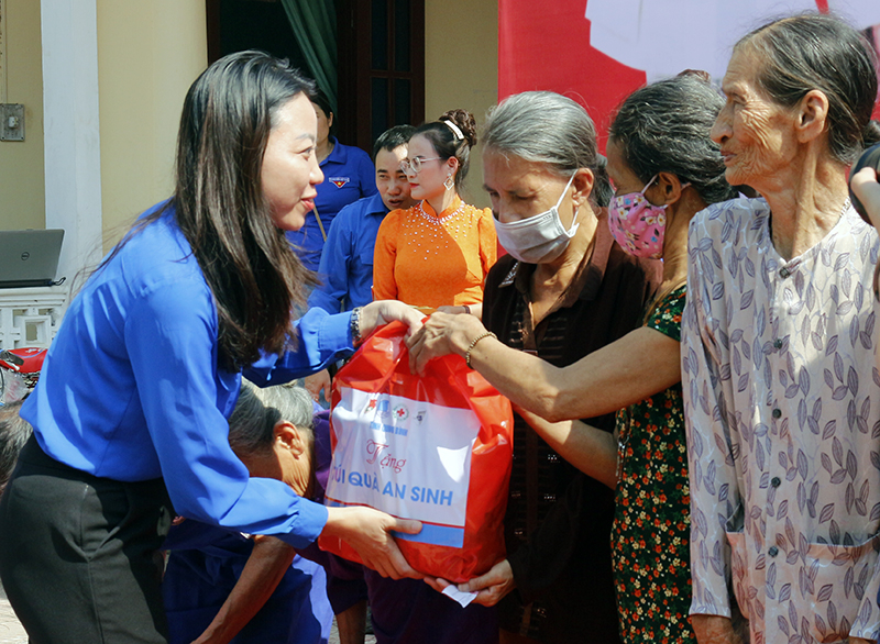 Tặng túi quà an sinh cho các hộ dân có hoàn cảnh khó khăn.