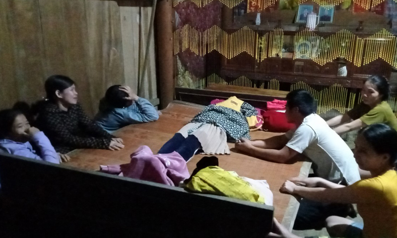 chính quyền địa phương và các mạnh thường quân đã đến động viên và chung tay hỗ trợ gia đình lo hậu sự cho cháu
