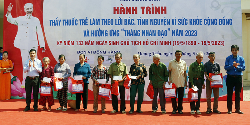 Tặng túi quà an sinh cho các hộ dân có hoàn cảnh khó khăn.